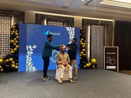 L'équipe indienne félicite Hoss à l'occasion de la célébration de ses 20 ans