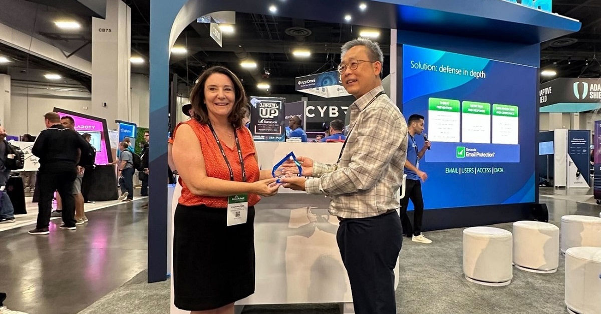 Diane Honda reçoit un prix sur le stand Barracuda à la conférence Black Hat USA 2023